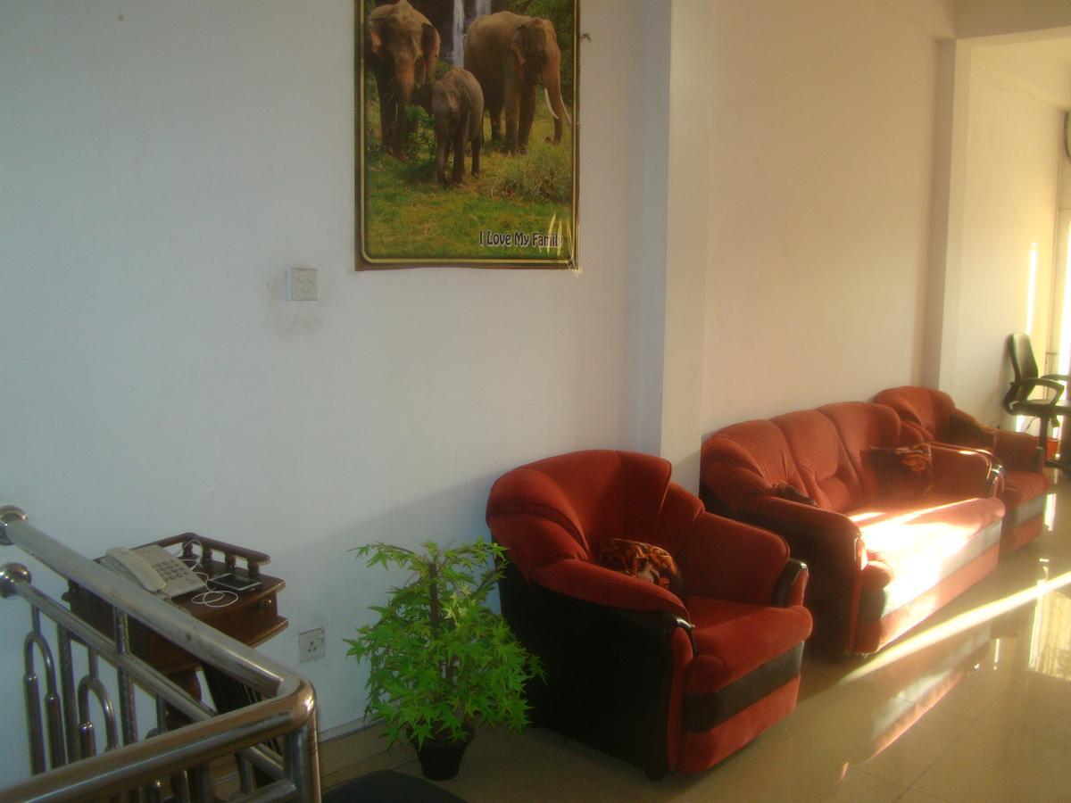 Down Town Hotel Ponnarankulama Bagian luar foto