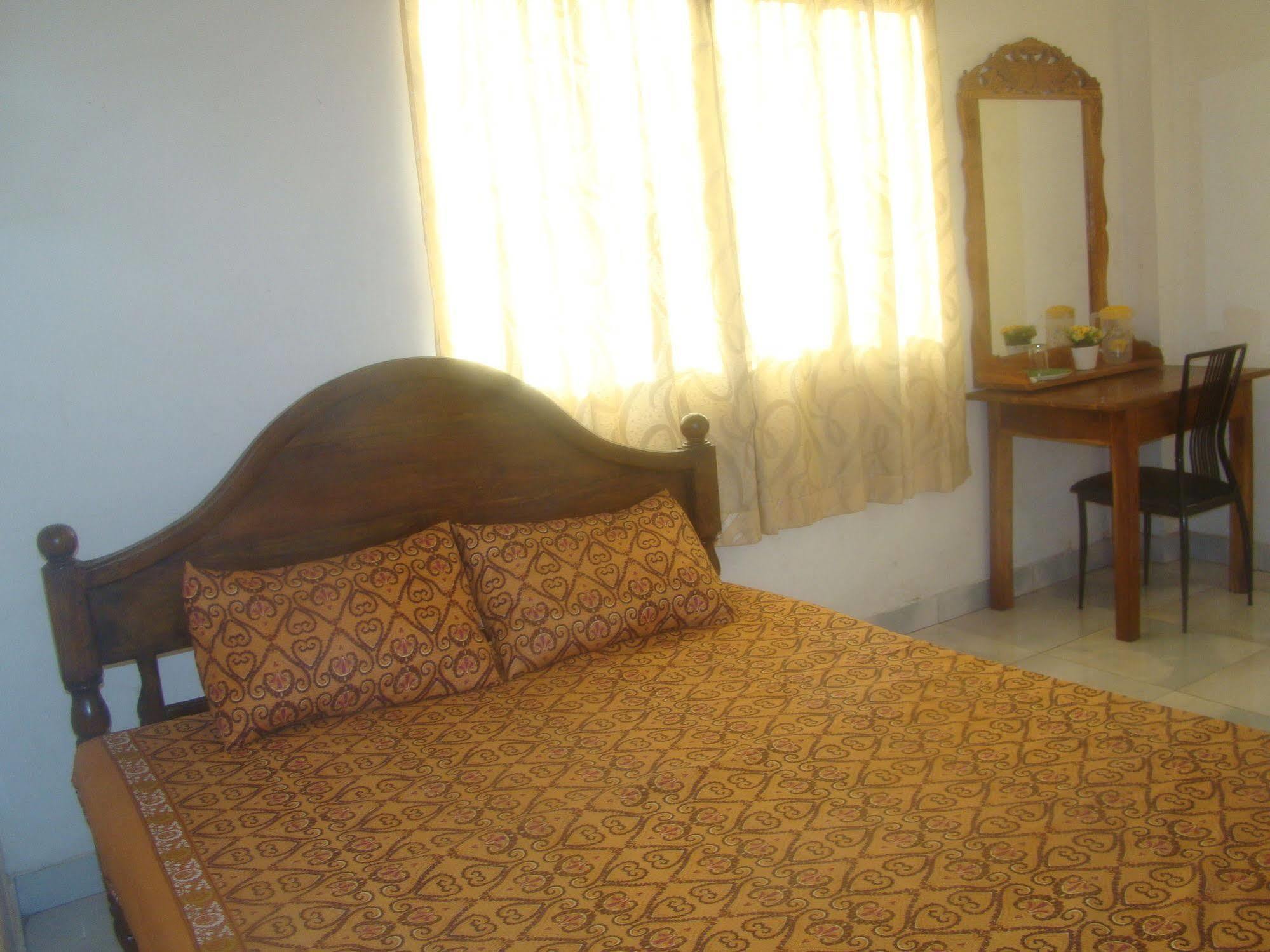 Down Town Hotel Ponnarankulama Bagian luar foto