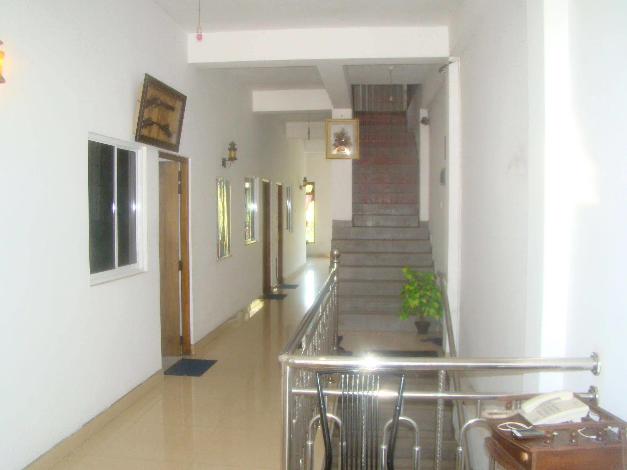 Down Town Hotel Ponnarankulama Bagian luar foto