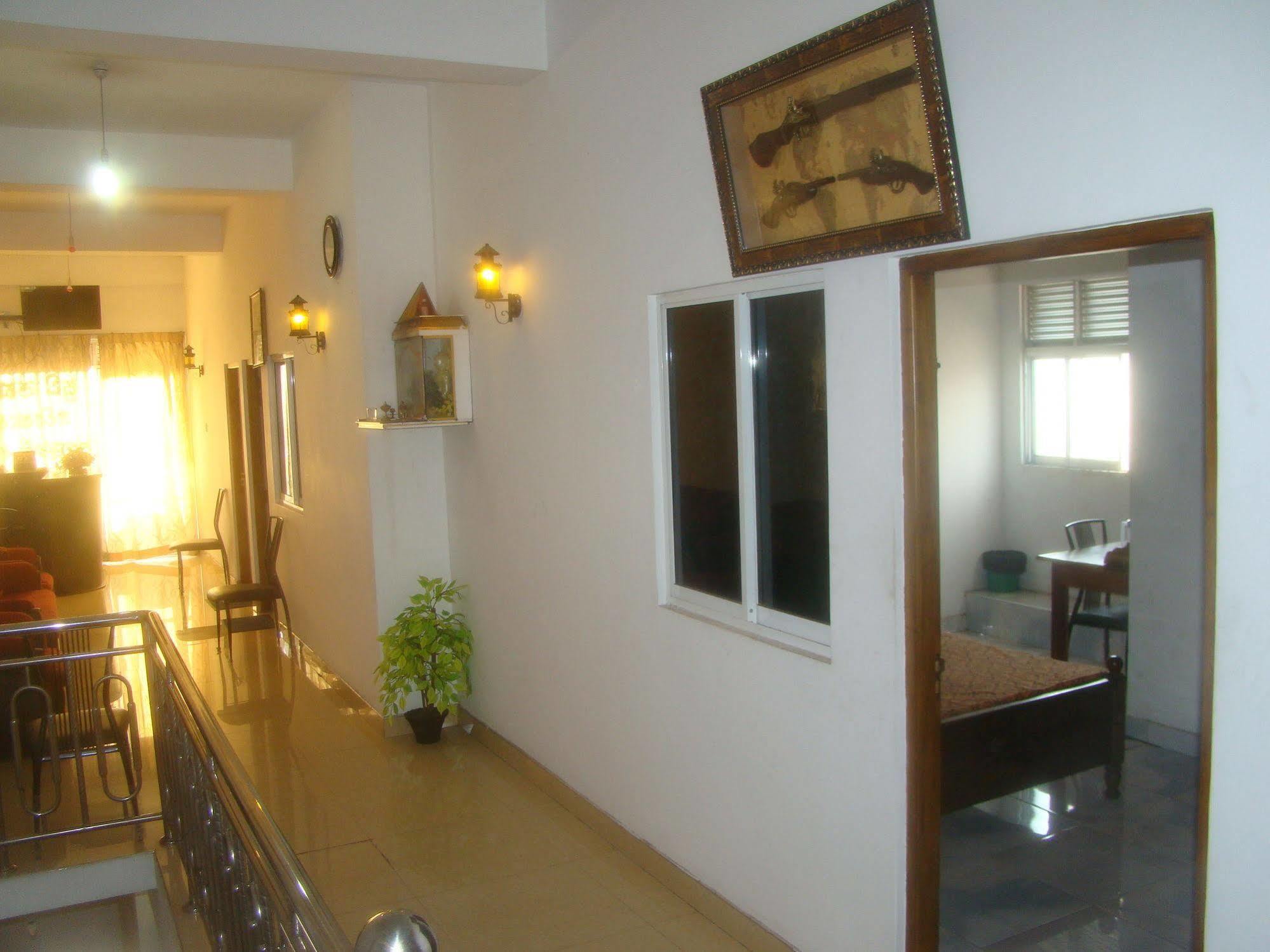 Down Town Hotel Ponnarankulama Bagian luar foto