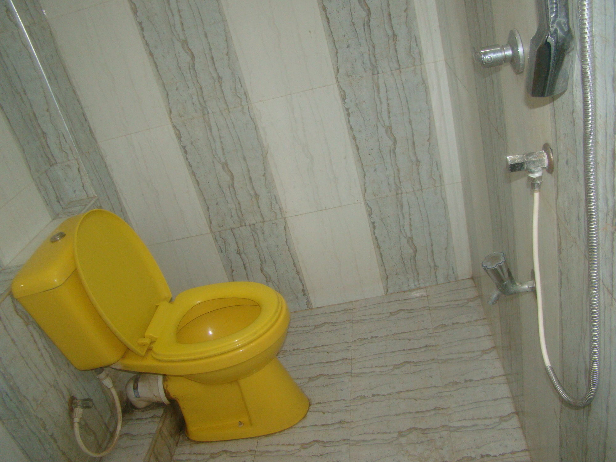 Down Town Hotel Ponnarankulama Bagian luar foto